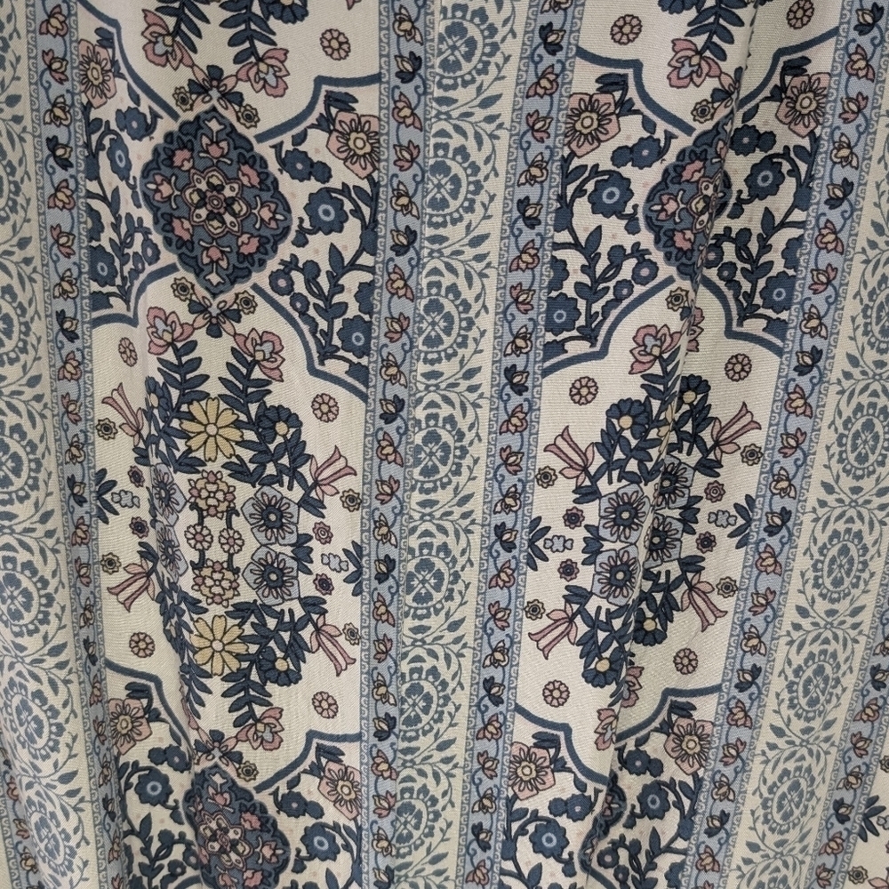 1010- Elegant Blue and White Patterned Women's Blouse Size XXL V-Neck - Picture 8 of 8